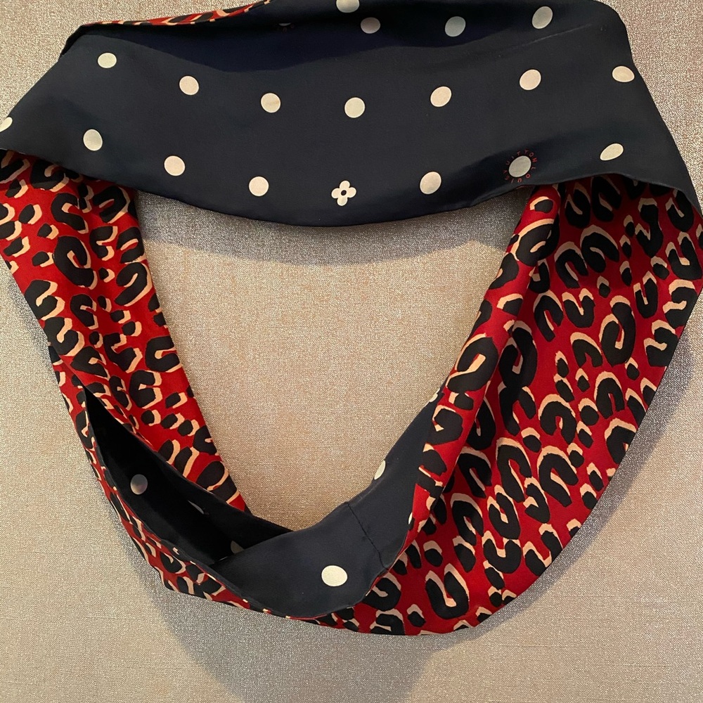 Louis Vuitton Leopard Dot Reversible Silk Scarf - Picture 14 of 16
